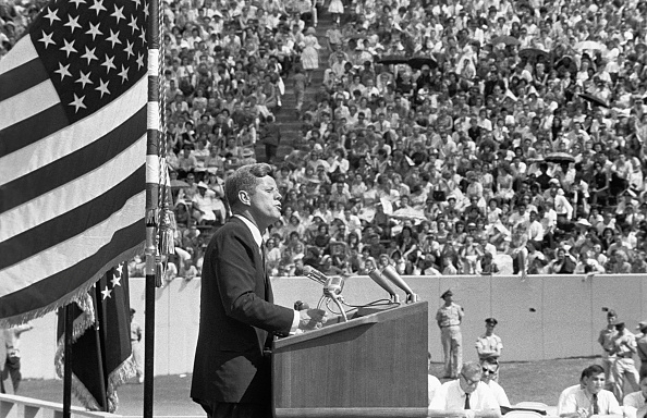 President Kennedy håller sitt "Race for Space"-tal på Rice University i Houston. Texas, den 12 september 1962. (Foto: © CORBIS/Corbis via Getty Images)